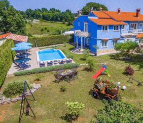 Villa Rampini - 300m2 Istria house with a pool, playground, grill, garden & private parking